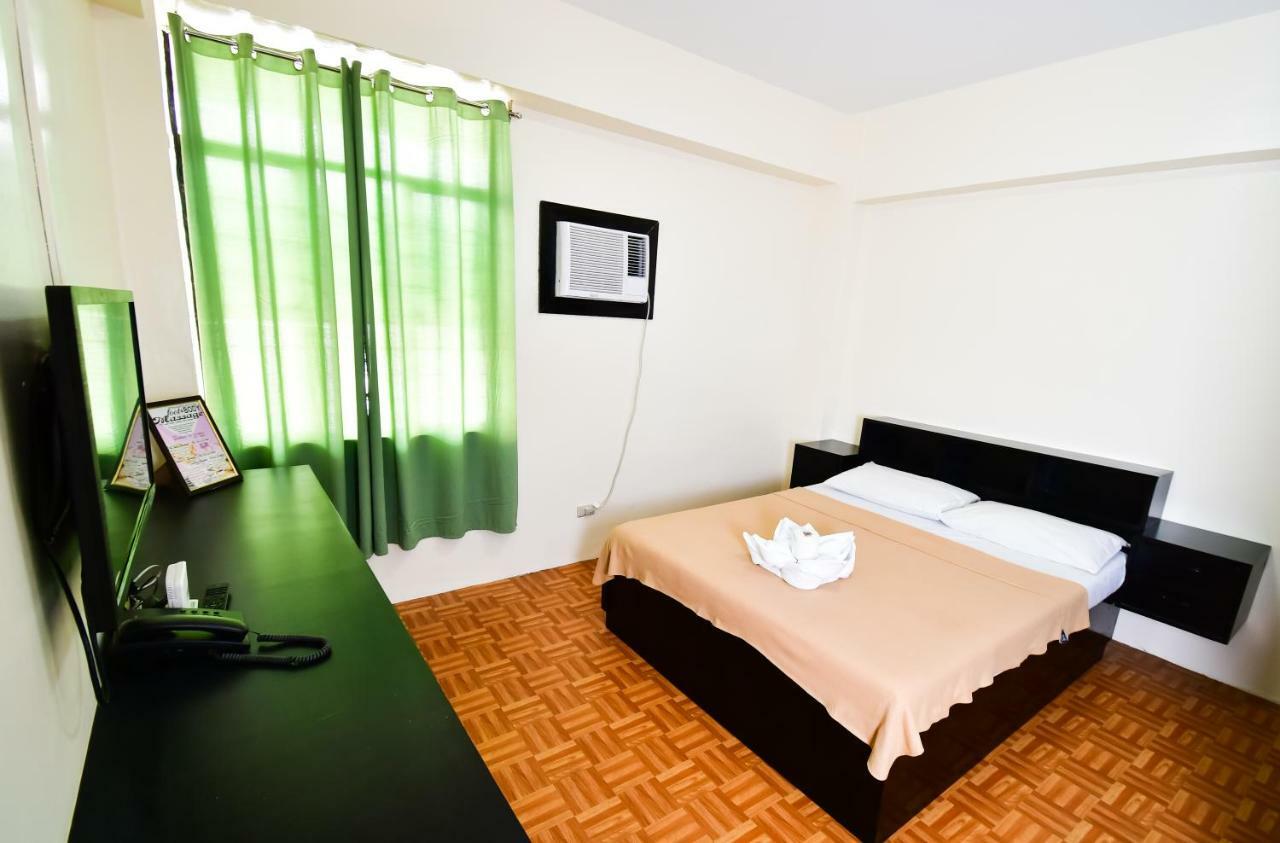 Casa Blanca Apartment Манила Екстериор снимка