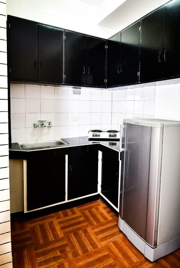 Casa Blanca Apartment Манила Екстериор снимка