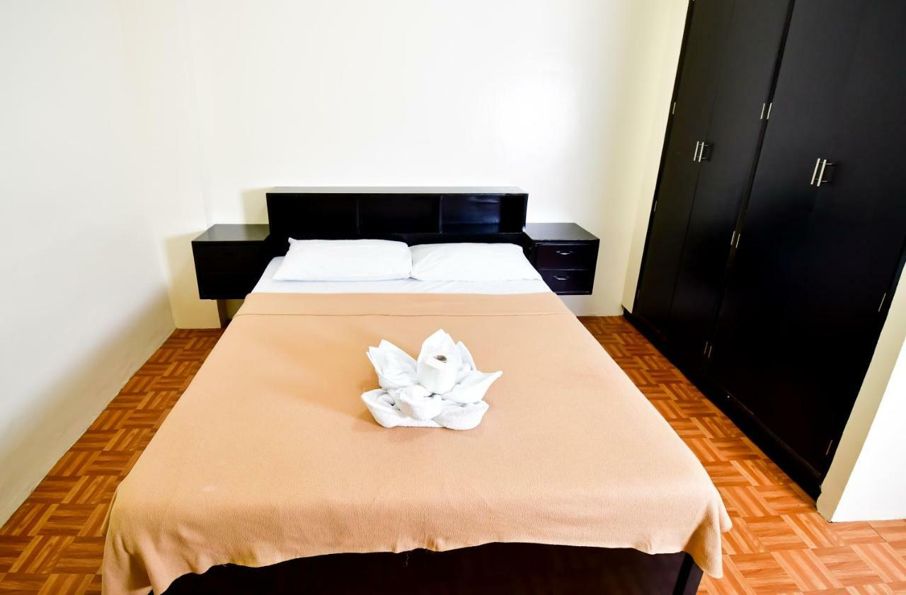 Casa Blanca Apartment Манила Екстериор снимка