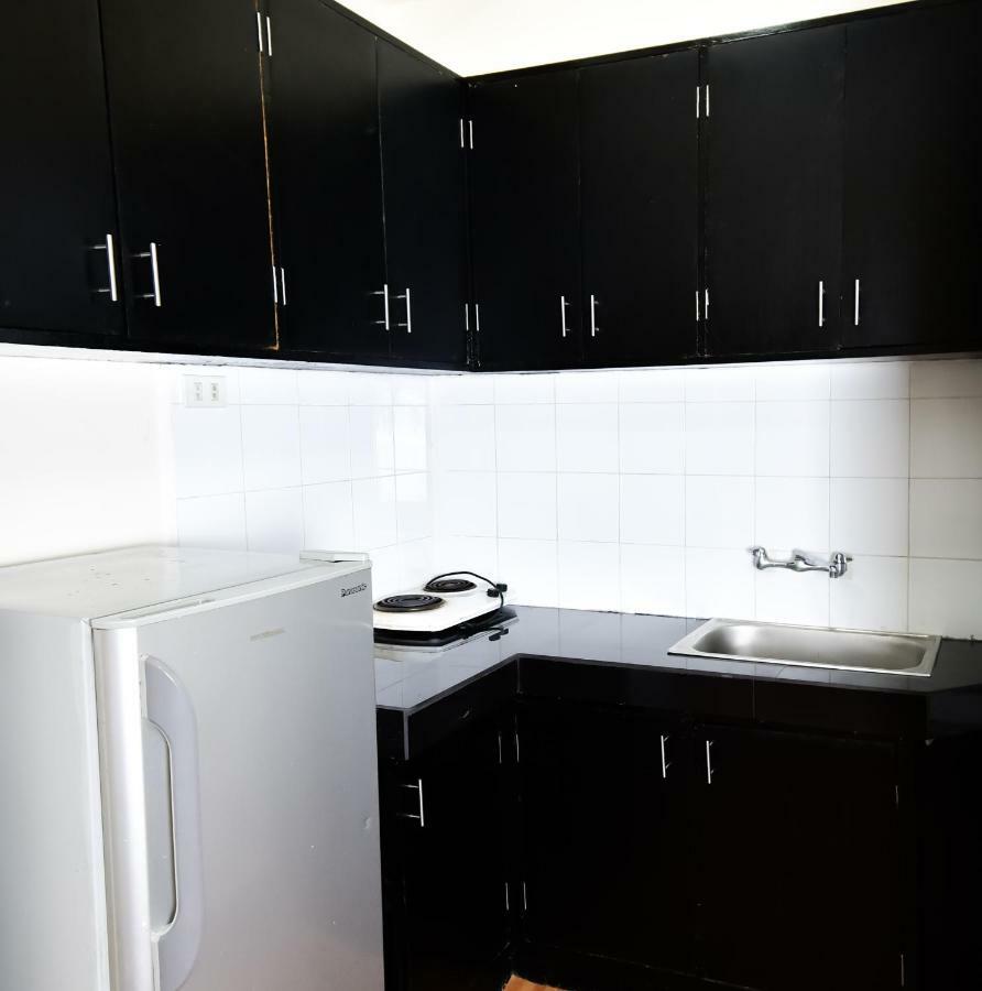 Casa Blanca Apartment Манила Екстериор снимка