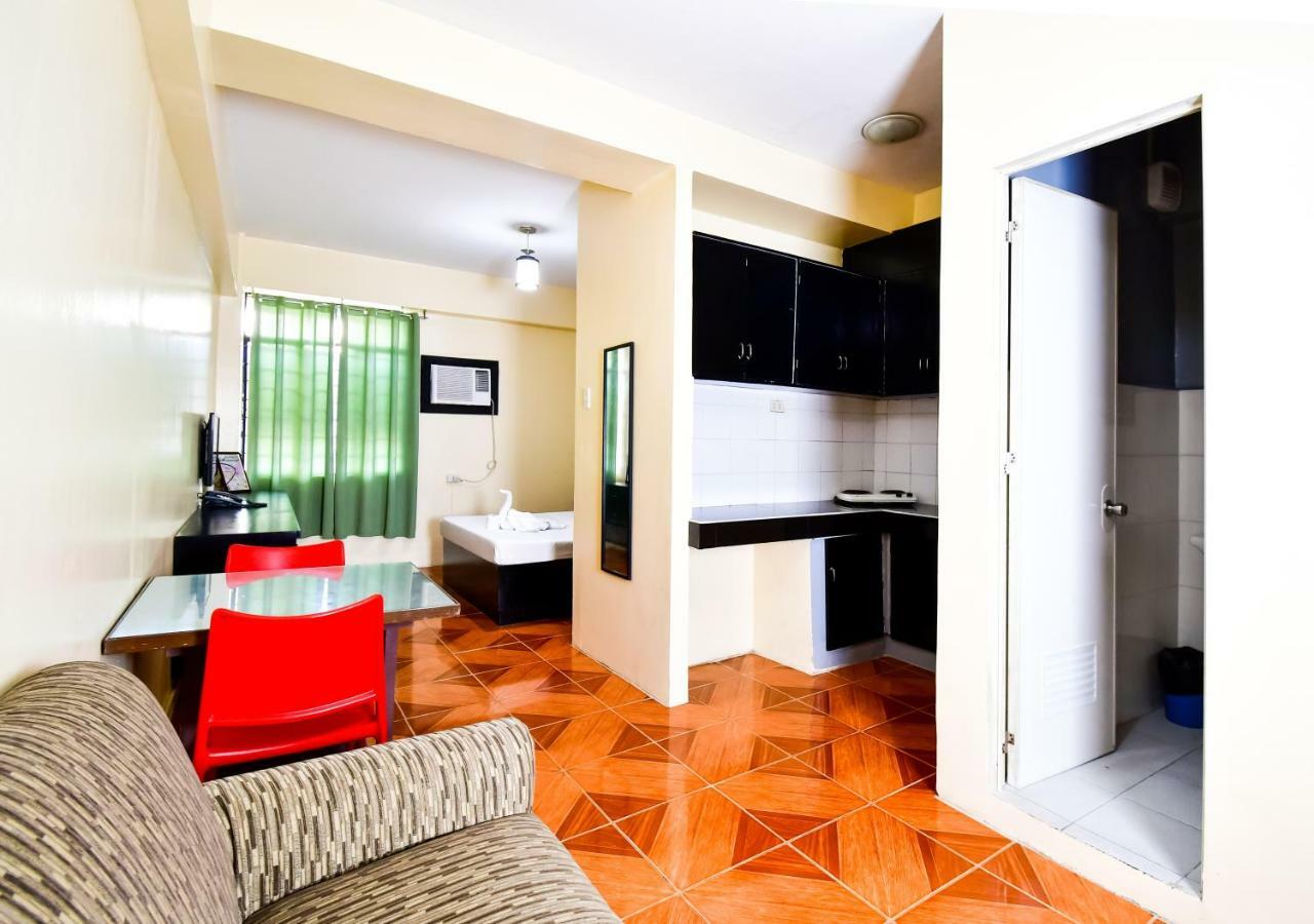 Casa Blanca Apartment Манила Екстериор снимка