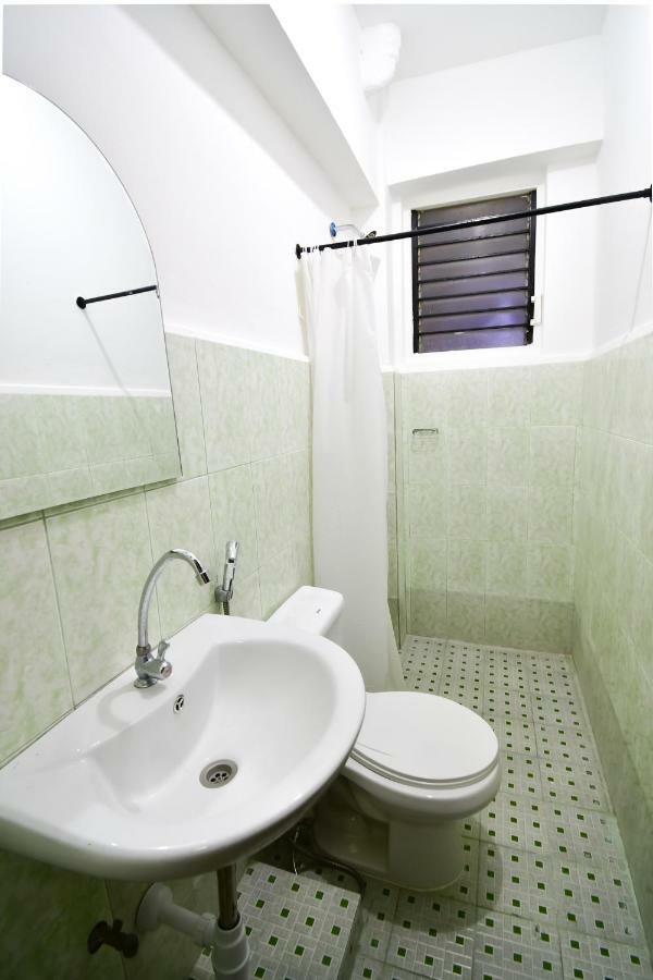 Casa Blanca Apartment Манила Екстериор снимка